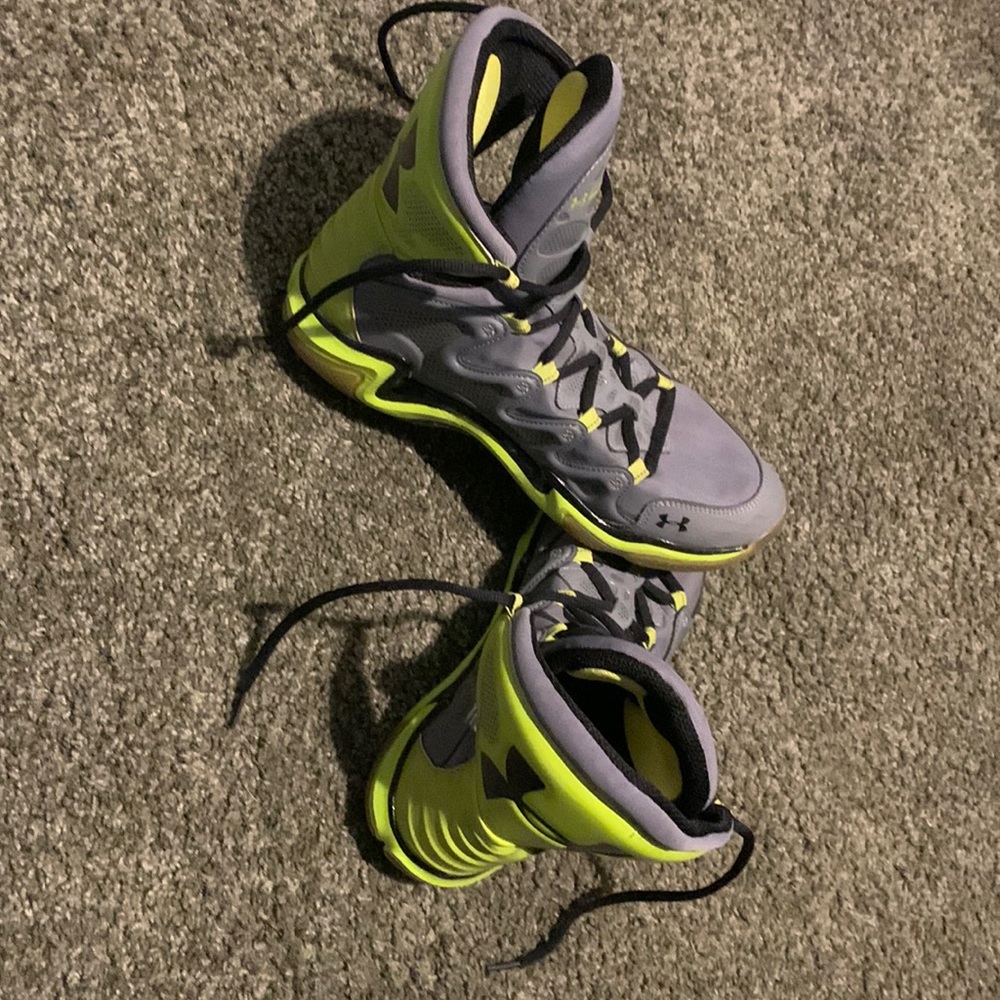 Men’s size 11. Under Armour ChargeBB basketball sneakers